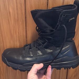 Like new size 7 Nike gore Tex and military combat boot